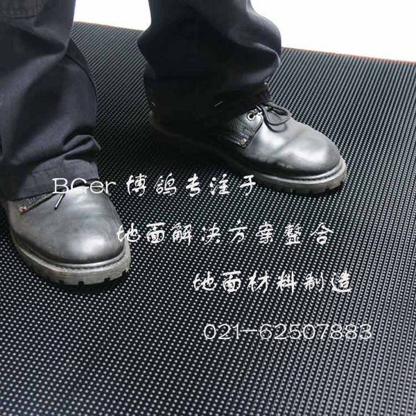 工作人員踩在消毒墊上，進行鞋底消毒、除污演示
